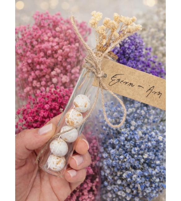 Μπομπονιέρα με ανθάκια σε διάφορα χρώματα.