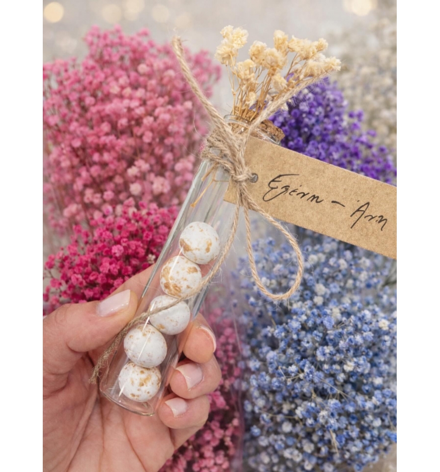 Μπομπονιέρα με ανθάκια σε διάφορα χρώματα.