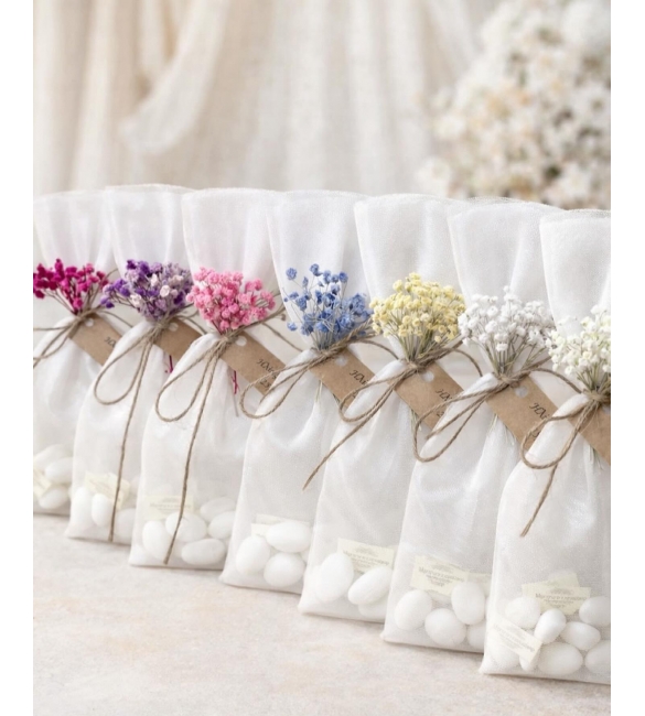 Μπομπονιέρα με ανθάκια σε διάφορες αποχρώσεις.