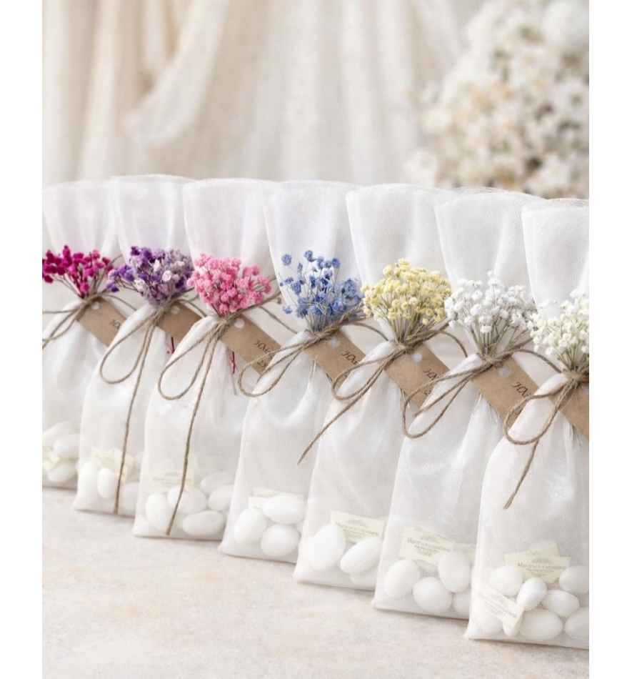 Μπομπονιέρα με ανθάκια σε διάφορες αποχρώσεις.