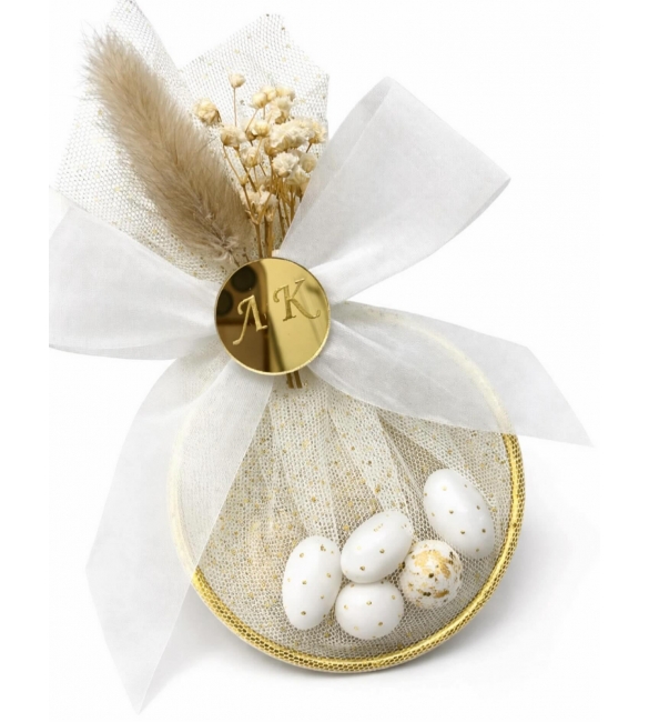 Μπομπονιέρα κρίκος με τα αρχικά του ζευγαριού.