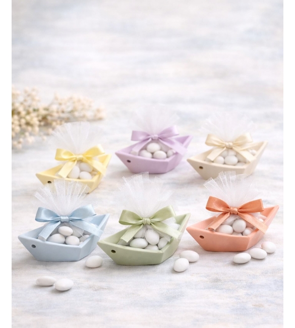 Γύψινο καραβάκι σε διάφορες αποχρώσεις.