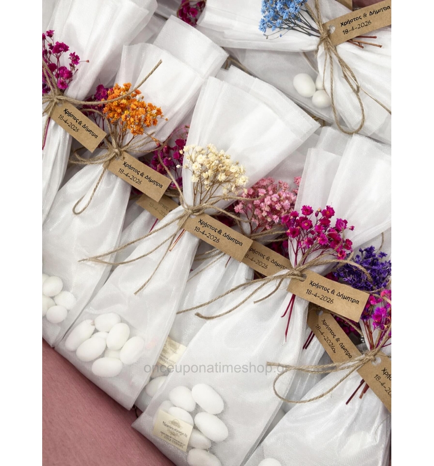 Μπομπονιέρα τούλινη με διάφορα χρώματα λουλουδιών.